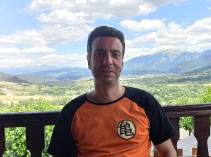 Lluís Martí Aguilera con una camiseta que le gusta en la Cerdanya